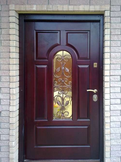 Монтаж входной металлической двери в частном доме